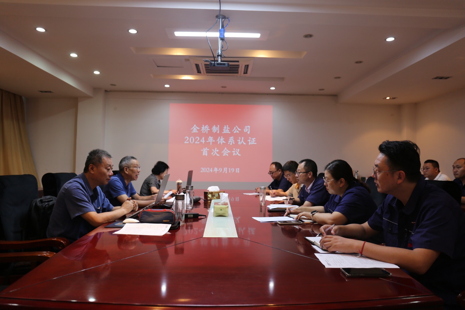 近日，金橋制鹽公司通過北京世標(biāo)認證中心審核，給予食品安全管理體系、環(huán)境管理體系和職業(yè)健康安全管理體系認證“保持認證資格”的監(jiān)督審核結(jié)論，給予質(zhì)量管理體系認證“再次注冊”的再認證審核結(jié)論。通過審核，是對公司精細化管理成果的檢驗，促進公司內(nèi)控管理水平持續(xù)提升。（李曉月）